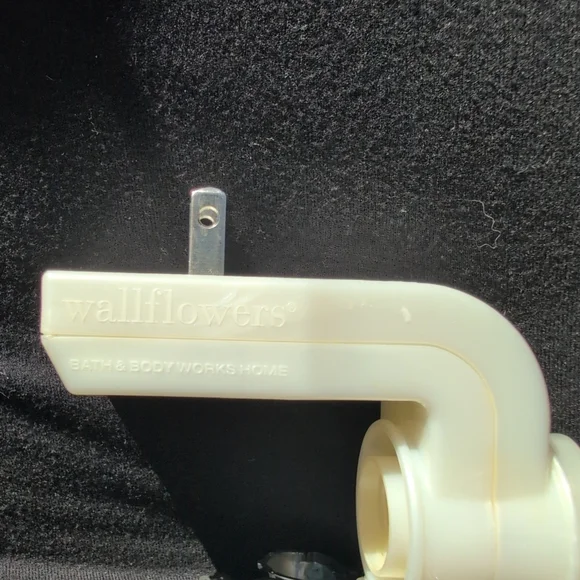 Bath & Body Works Wallflowers Bronzed Squirrel with Crome Nut Plug-In - Picture 2 of 3